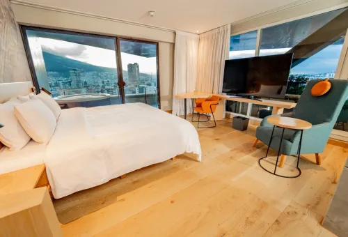 Go Quito Hotel / Collection Suite With Balcony and Hot Tub